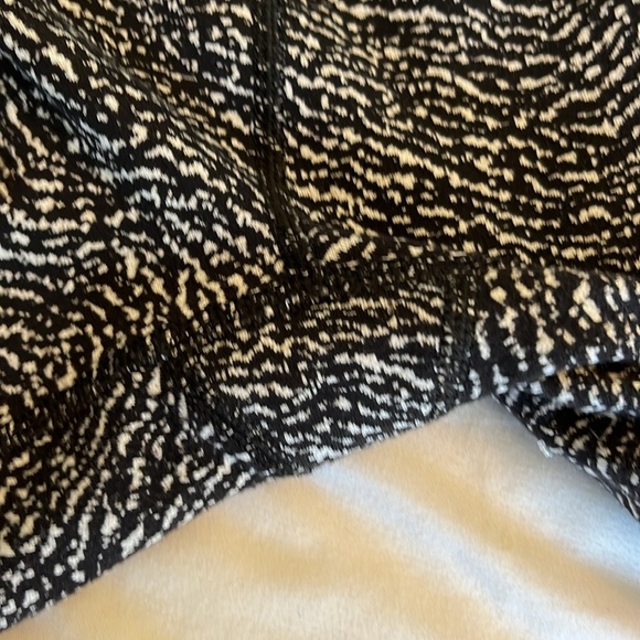Lululemon Wunder Under
High-rise Black and White Size 6 - Picture 14 of 15